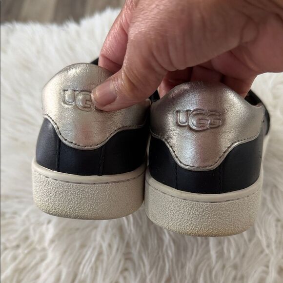 UGG Women’s Black Leather Slip-Ons Size 7.5 - Picture 3 of 8